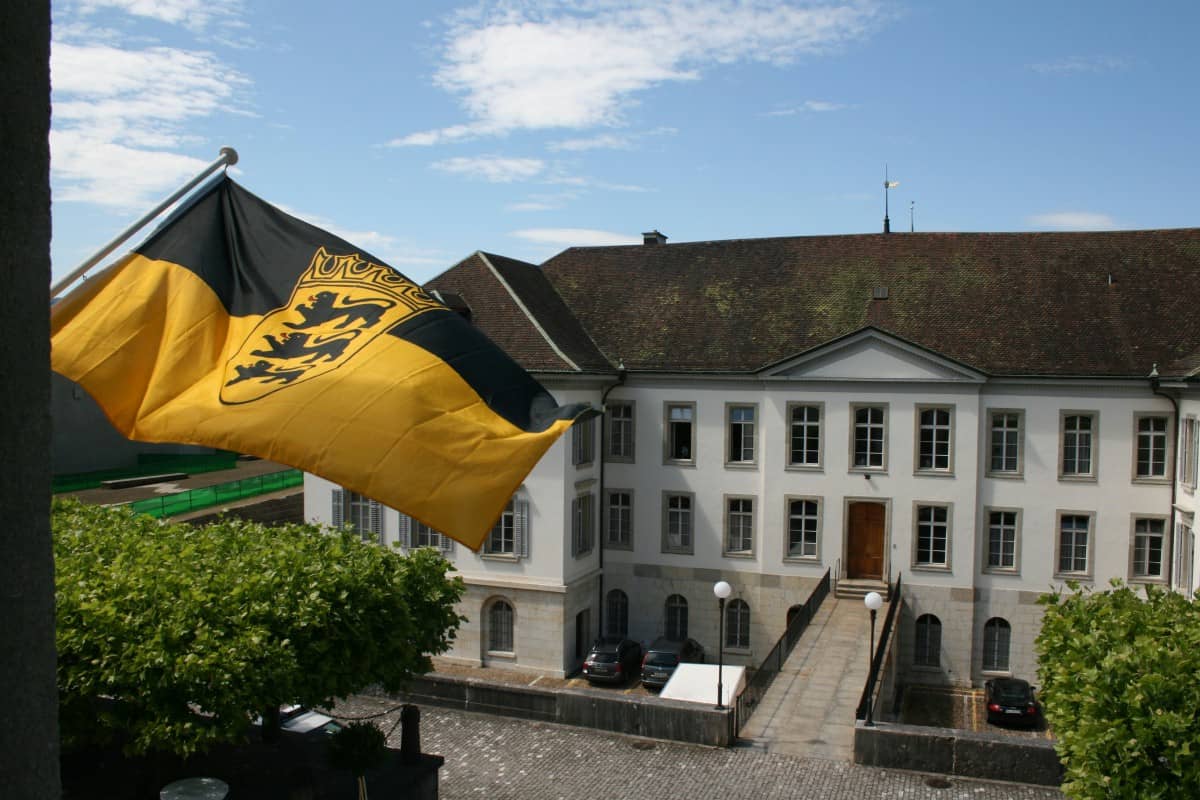 Blick aus dem Otto-Kälin-Saal auf das Regierungsgebäude im Vordergrund links weht die baden-württembergische Flagge