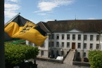 Blick aus dem Otto-Kälin-Saal auf das Regierungsgebäude im Vordergrund links weht die baden-württembergische Flagge