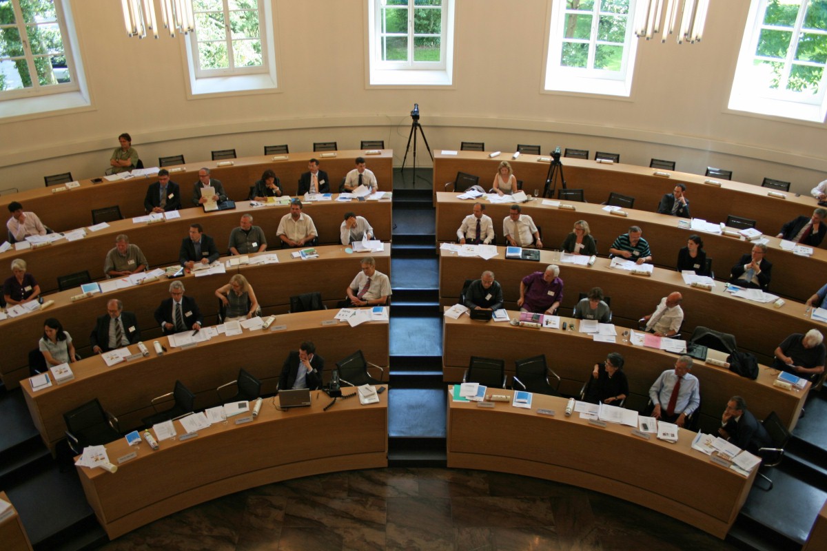 Bild von der Zuschauertribüne aus auf die mittleren Blöcke des Grossratssaals während des ersten Konferenztags