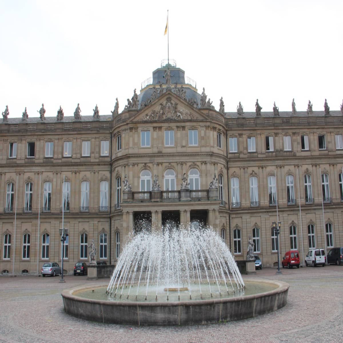 Der Haupteingang des Neuen Schloss mit davor liegendem Brunnen