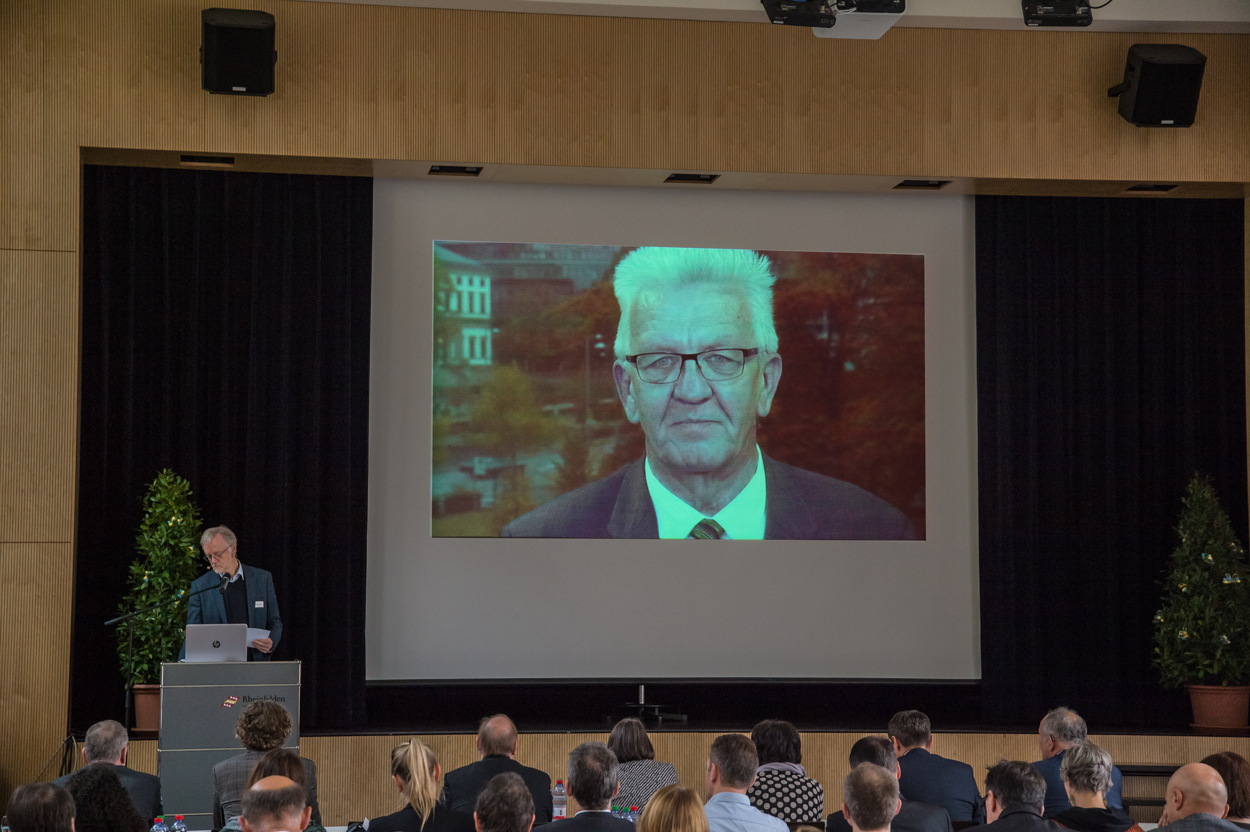 Ministerpräsident Winfried Kretschmann begrüsste per Videobotschaft.