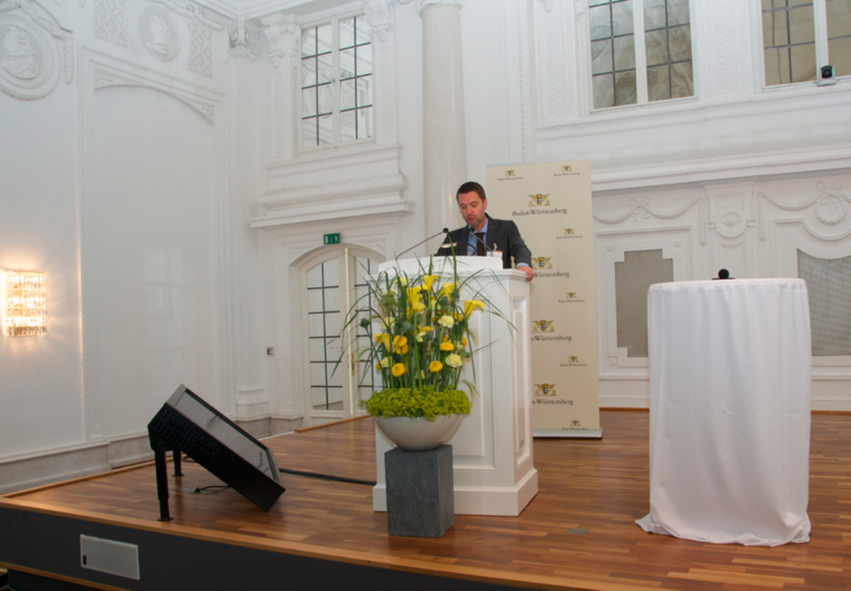 Staatsschreiber Dr. Peter Grünenfelder hält in Stuttgart seinen Vortrag.