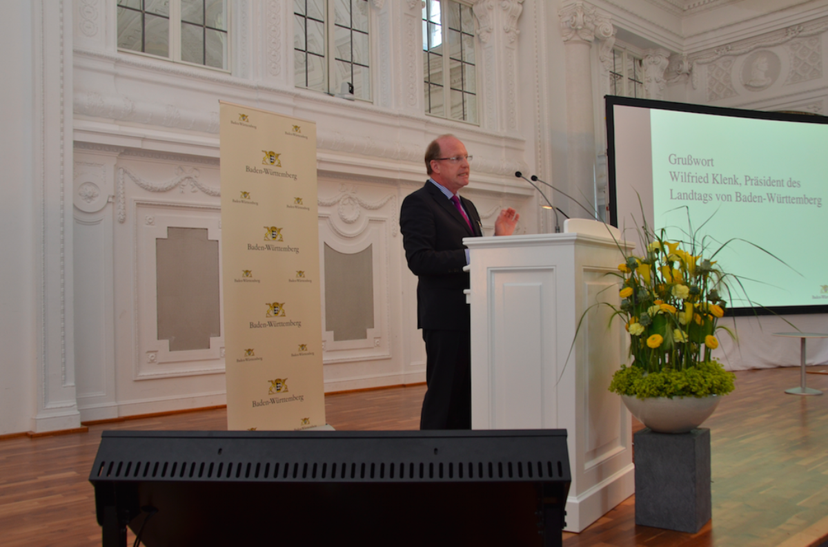Landtagspräsident Wilfried Klenk spricht das Grusswort zur Eröffnung des zweiten Tags.