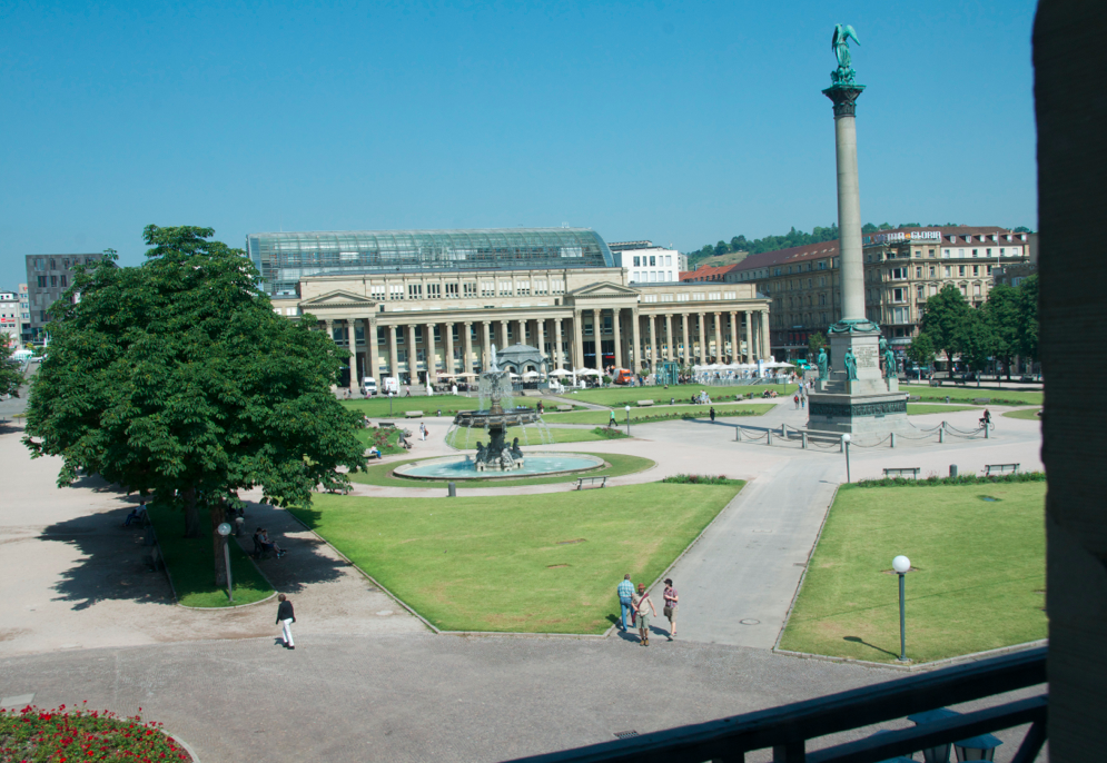 Blick vom Neuen Schloss in Stuttgart auf den Schlossplatz.
