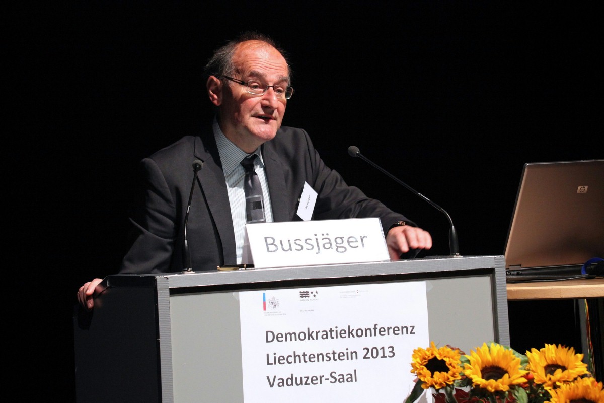 Dr. Peter Bussjäger stehend am Rednerpult