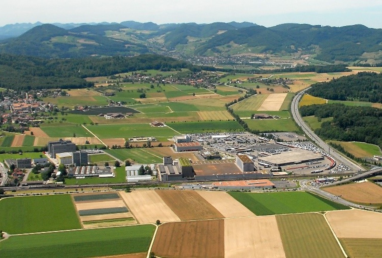 Landschaft mit vielen Feldern und Hügeln im Hintergrund