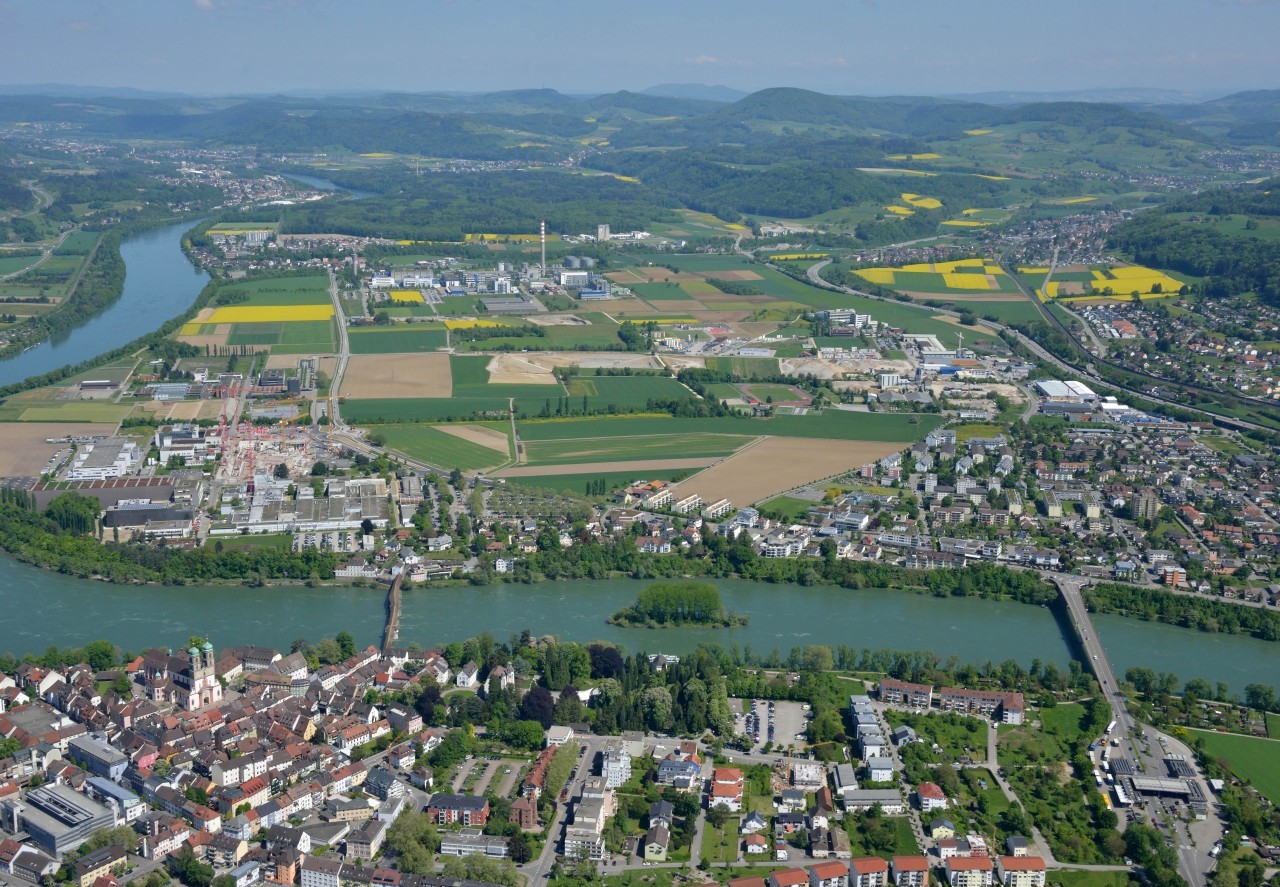 Landschaft mit Stadt, Feldern und Flüssen