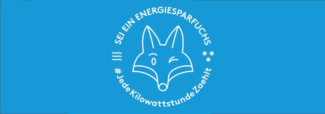 Weisse Illustration von einem Fuchs auf blauem hintergrund. Schriftzug im Kreis rundherum: Sei ein Energiesparfuchs und Jede Kilowattstunde zählt