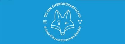 Weisse Illustration von einem Fuchs auf blauem hintergrund. Schriftzug im Kreis rundherum: Sei ein Energiesparfuchs und Jede Kilowattstunde zählt