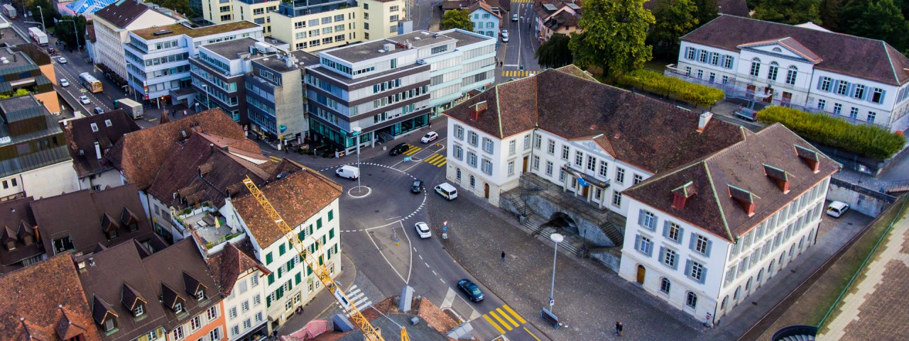 Drohenaufnahme des Regierungsgebäudes in Aarau