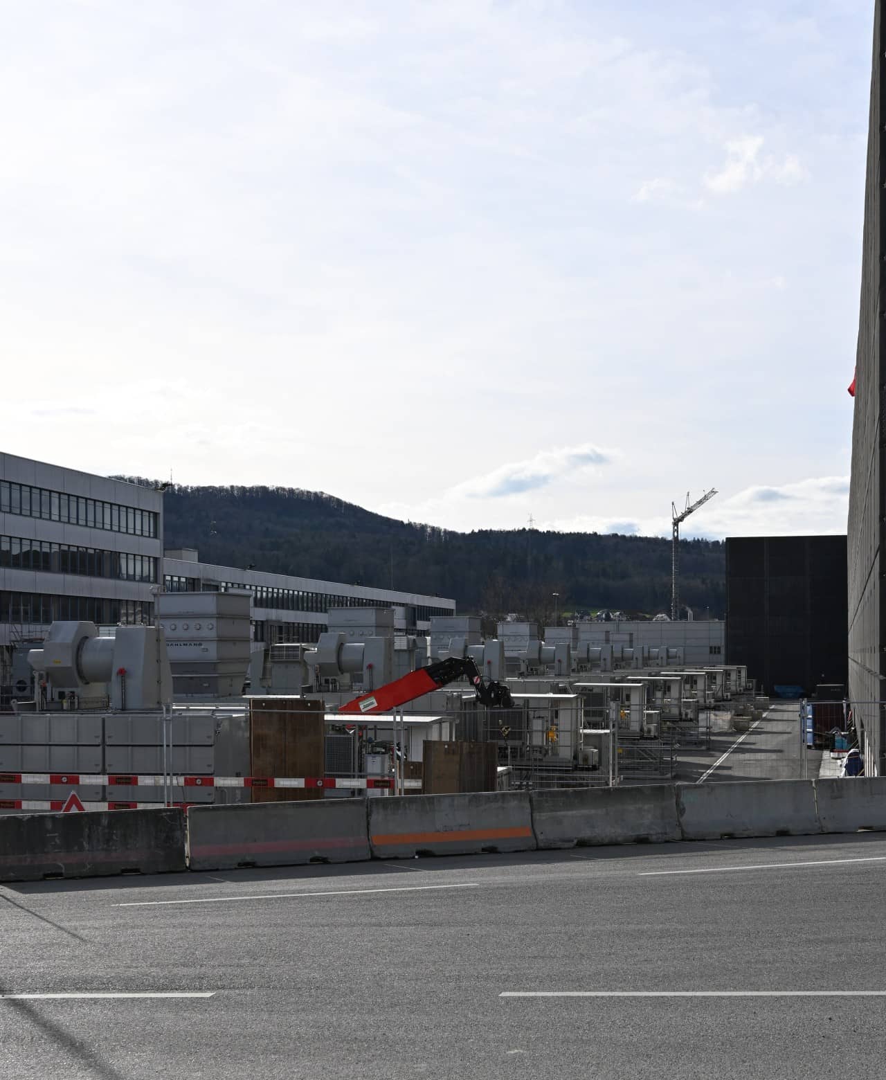 Die acht mobilen Gasturbinen-Generator-Einheiten.