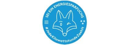 Ein weisser Fuchs auf blauem Hintergrund der einem zu zwinkert und dazu auffordert, ein Energiesparfuchs zu sein.