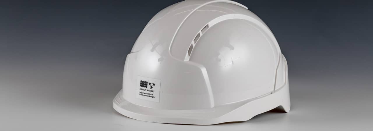 Weisser Bauhelm mit Logo des Kantons Aargau.