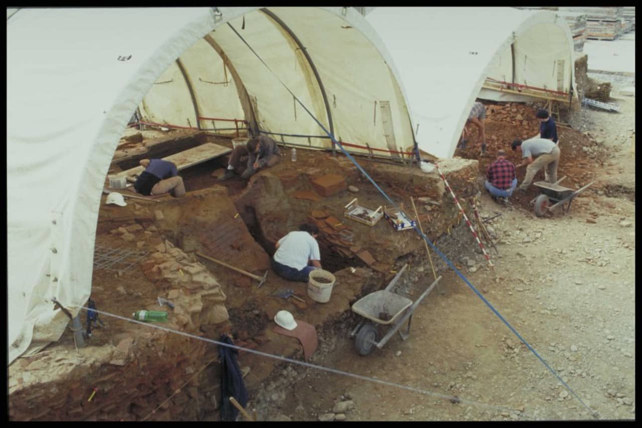 Das Grabungsteam der Kantonsarchäologie bei der Freilegung eines römischen Töpferofens. 