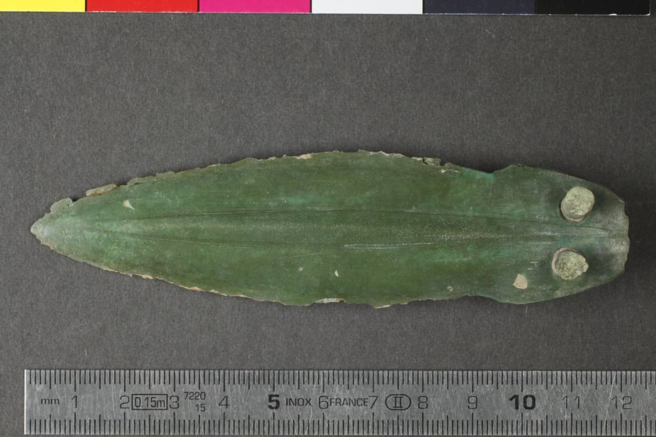 Grünlich verfärbter Dolch aus Bronze.