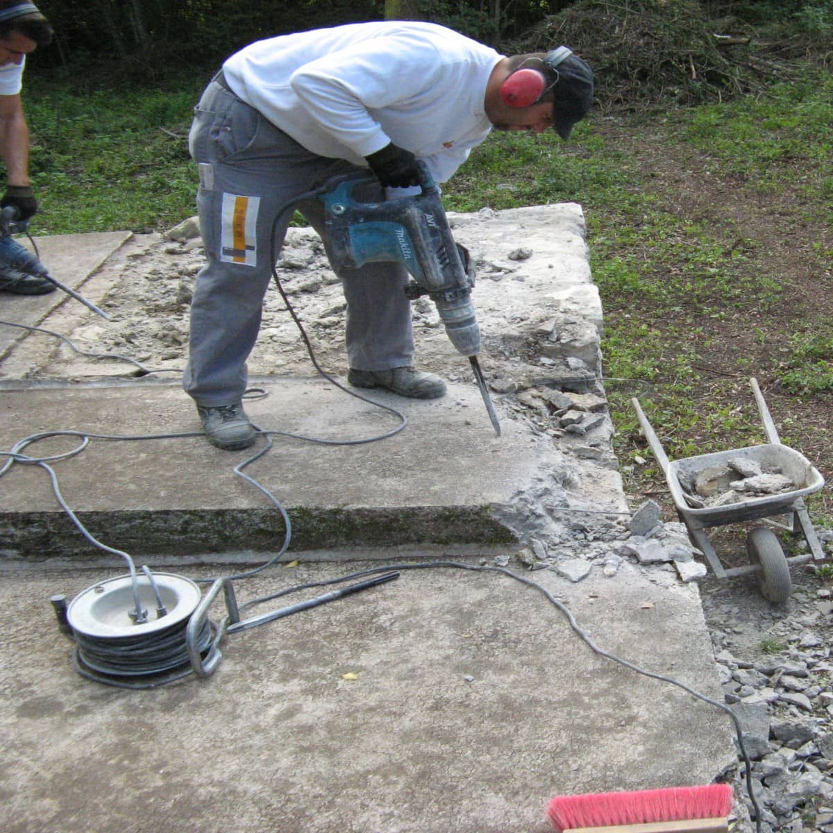 Abspitzen der Betonabdeckung auf der Mauerkrone des spätantiken Wachtums durch die Baufirma Gebrüder Sekinger AG.