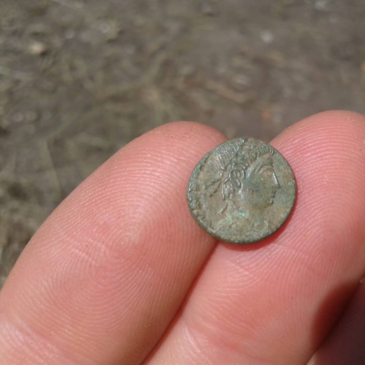 Ein ganz besonderer Fund in der Unteren Wehren: Eine Bronzemünze aus der Regierungszeit von Kaiser Constans (337−350 n. Chr.).