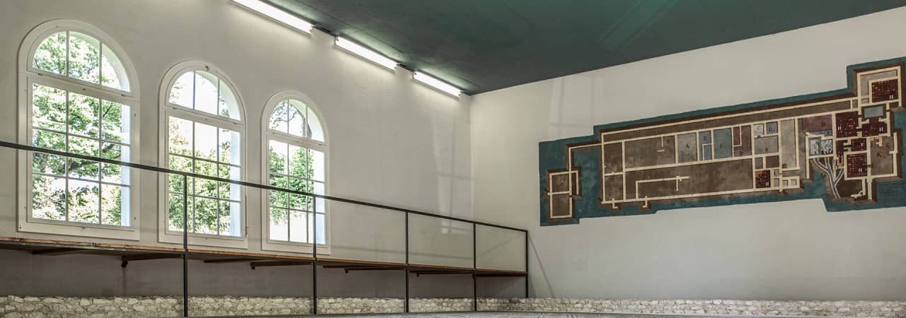 Blick ins Innere eines Schutzbaus über dem Mosaikboden.
