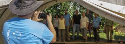 Ein Freiwilliger fotografiert das Freiwilligenteam der Kantonsarchäologie.