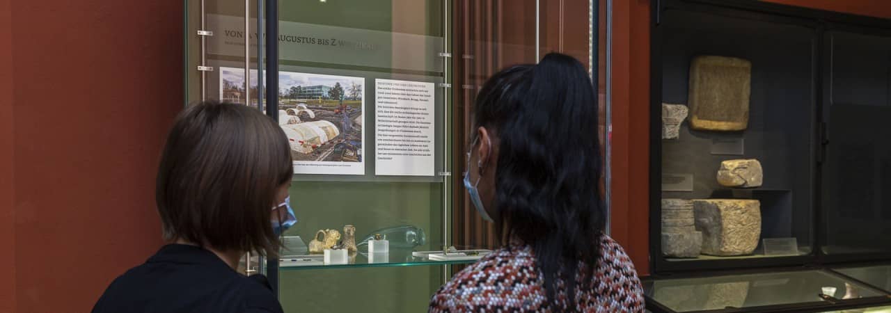 Blick auf die Vitrine AKTUELL.
