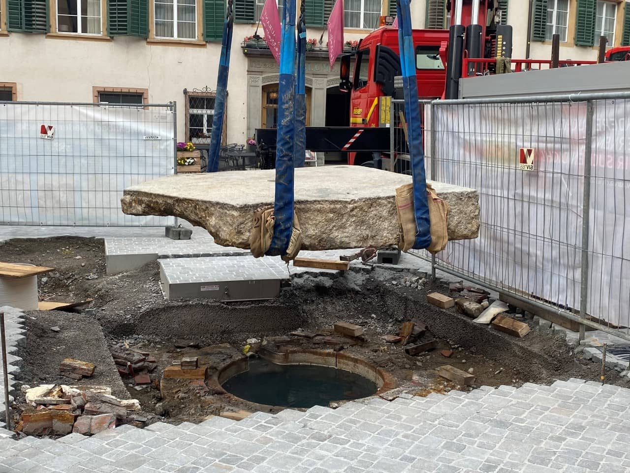Der Grosse heisse Stein wird vom Quellschacht abgehoben und in die Werkstatt des Steinmetzen transportiert, 23. Juni 2021. © Kantonale Denkmalpflege Aargau, Heiko Dobler.