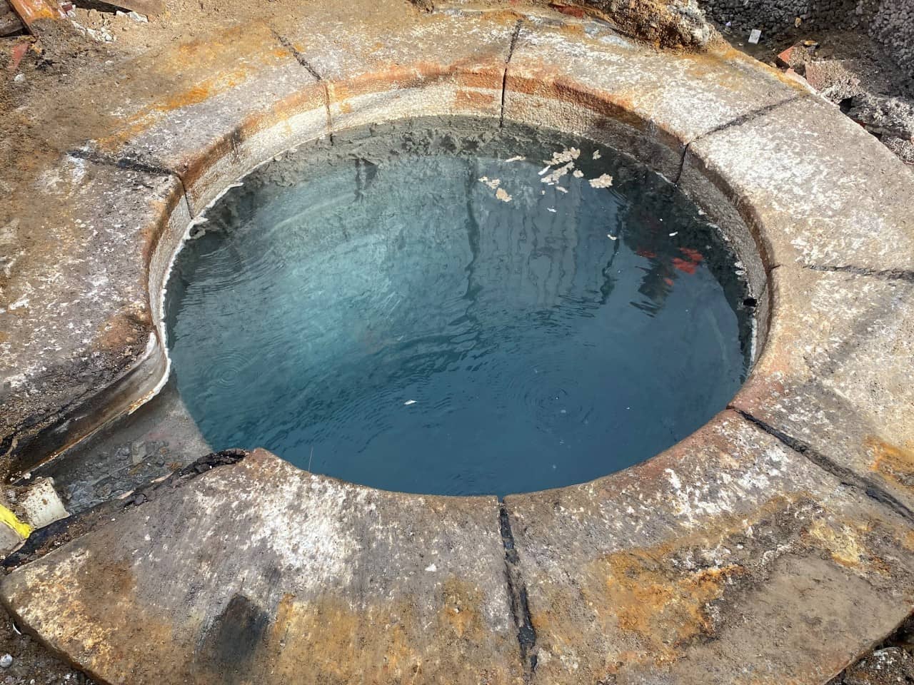 Die Quelle unter dem Grossen heissen Stein mit dem in den 1940er Jahren erneuerten Quellkranz, klares Wasser, aufsteigende Blasen und Dämpfe zeugen vom ca. 47° heissen Quellwasser, 23. Juni 2021. © Kantonale Denkmalpflege, Heiko Dobler.