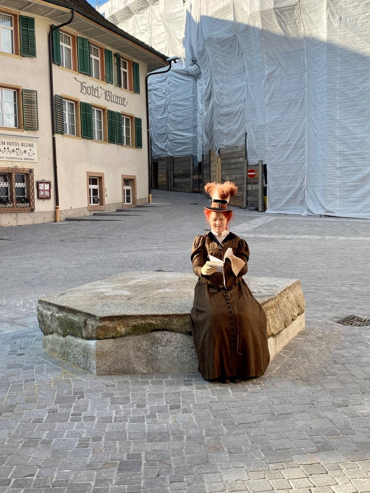 Der Grosse heisse Stein nach der Anhebung im Januar 2022, ein historisches Kostüm ist nicht zwingend erforderlich, um drauf Platz nehmen zu dürfen. 