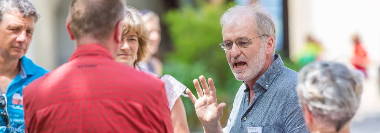 Ein Museumsführer mit Besuchern