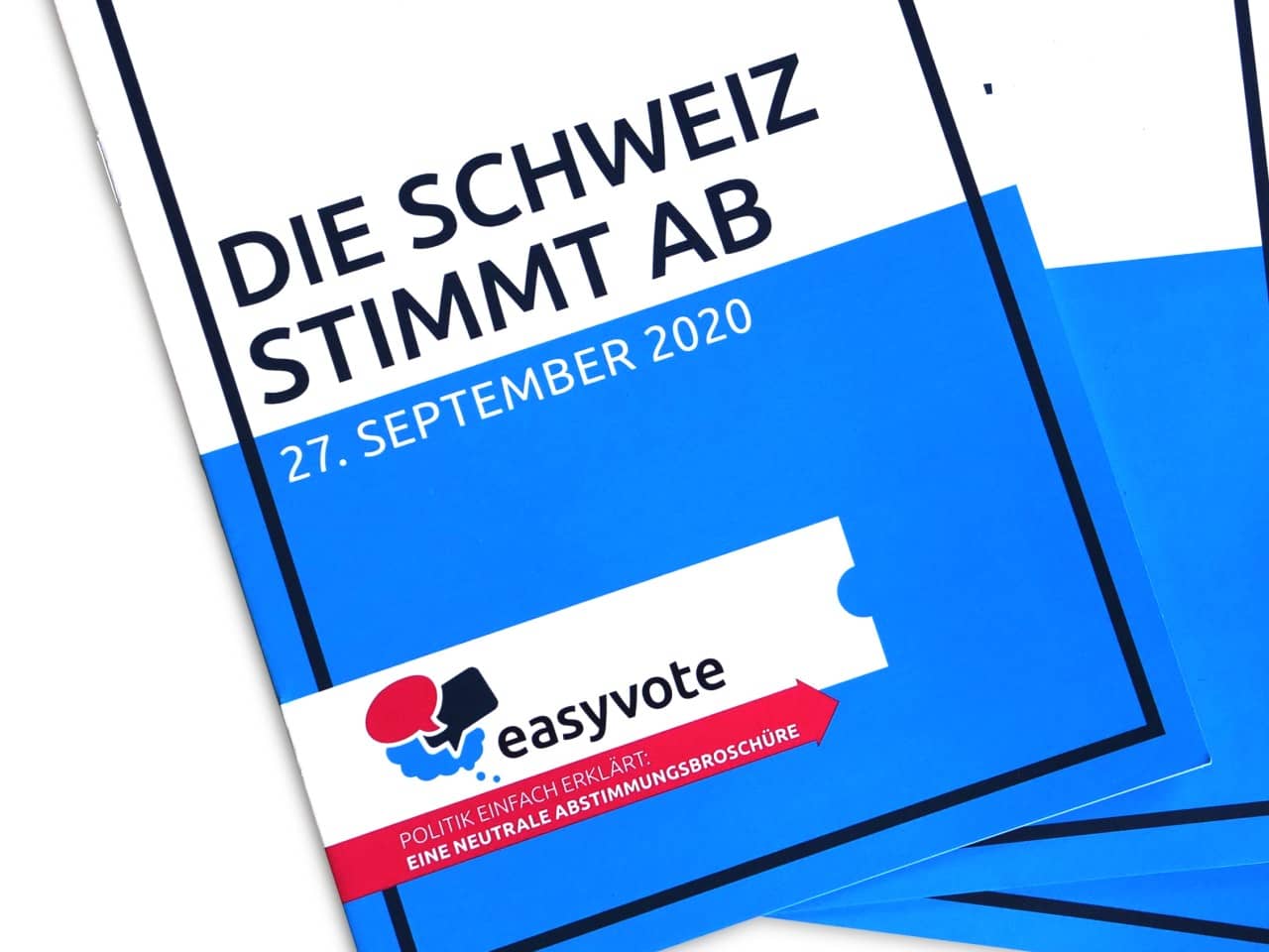 Jugendliche mit Abstimmungshilfe vor dem Bundeshaus