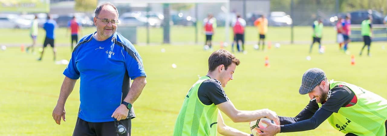 Zwei junge Männer kämpfen um einen Ball.