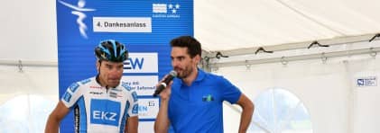 Ein Radsportler wird am 4. Dankesanlass interviewt.