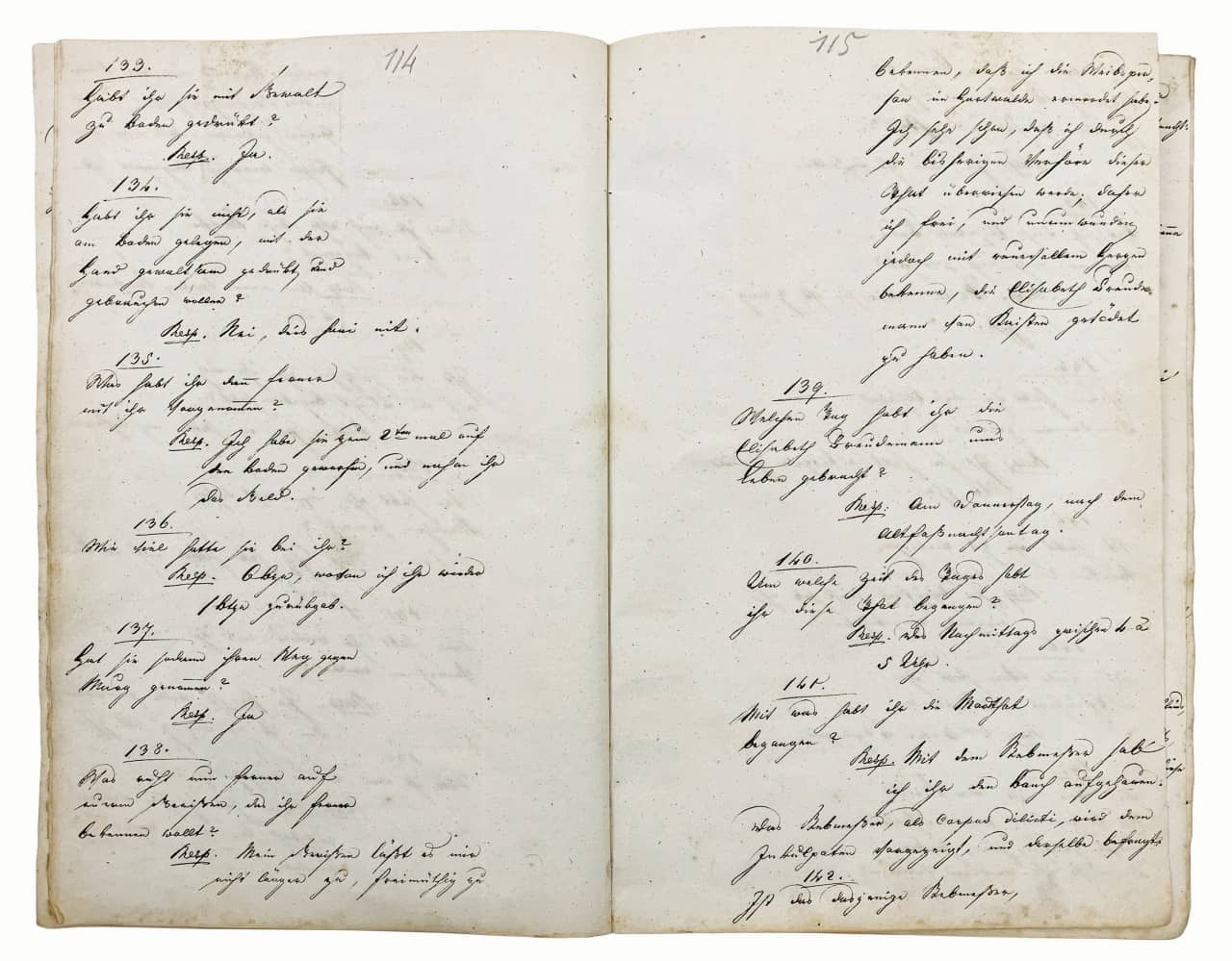 Eine Doppelseite aus dem Verhör aus dem Fall "Rebmann". Die Seite wurde in der Kurrentschrift handgeschrieben.