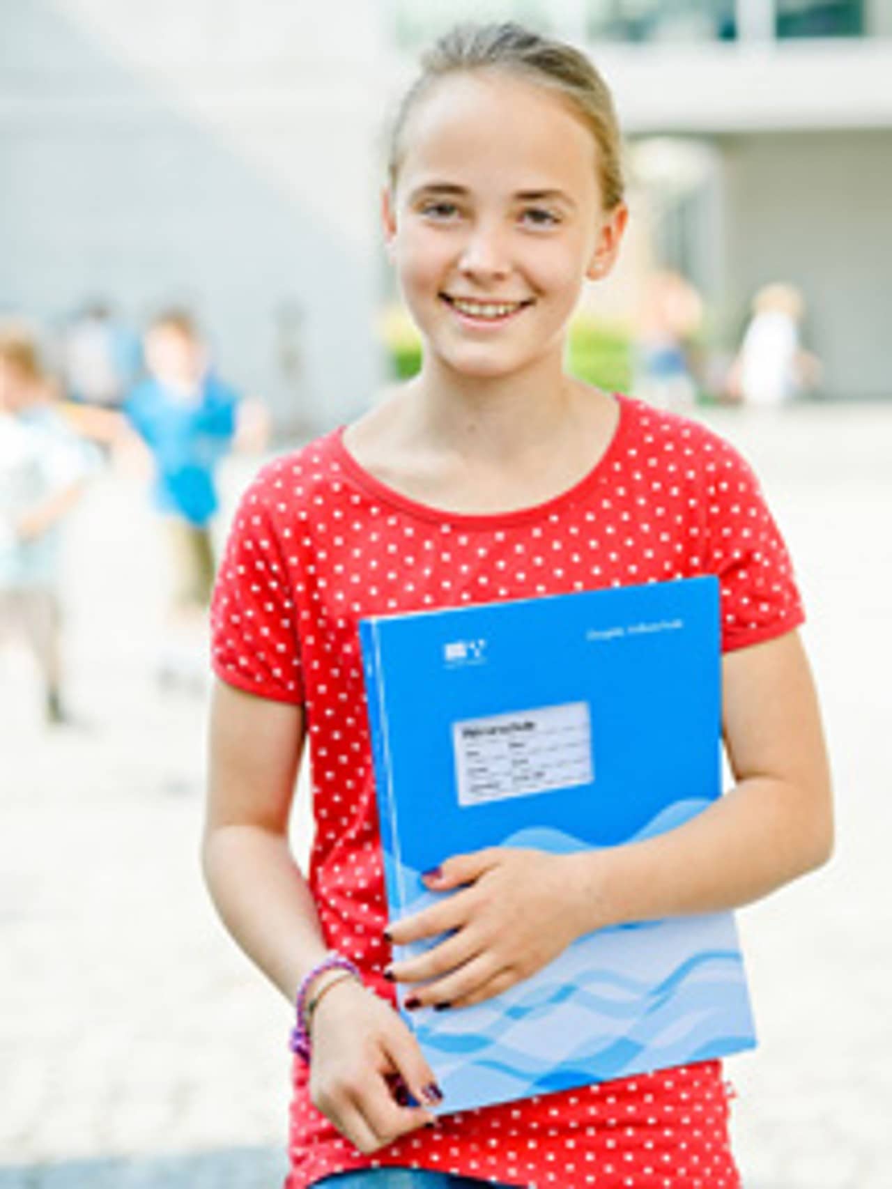 Mädchen hält ihre Zeugnismappe in den Händen
