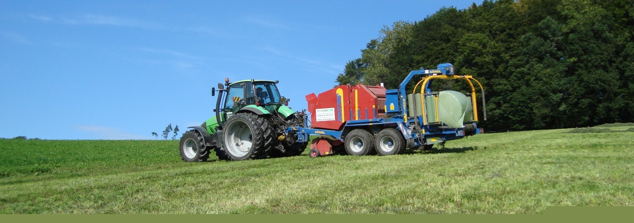 Traktor vor einem Waldrand